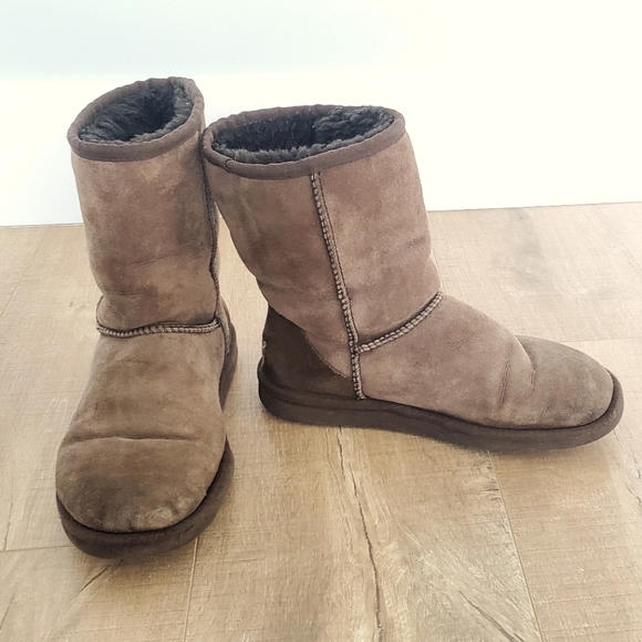 Uggs Australia Classic Boots - Picture 4 of 4